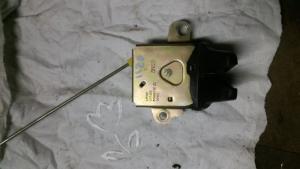 замок крышки багажника